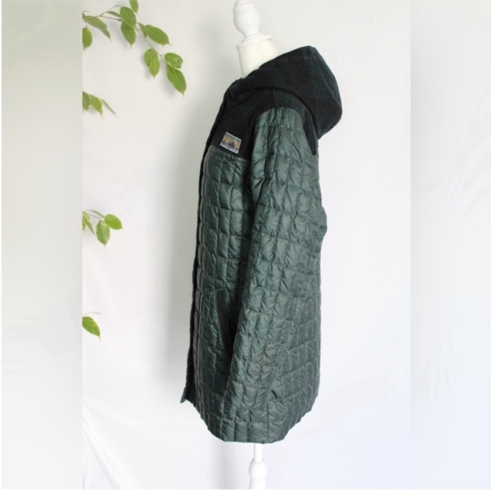 Patagonia Rare Recycled Down Hooded Coat Carbon
Green Medium - Picture 7 of 17